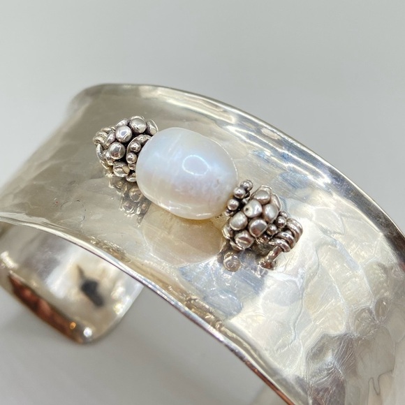 Vintage Silpada Hammered Sterling Silver Pearl Cuff Bracelet - Picture 5 of 8
